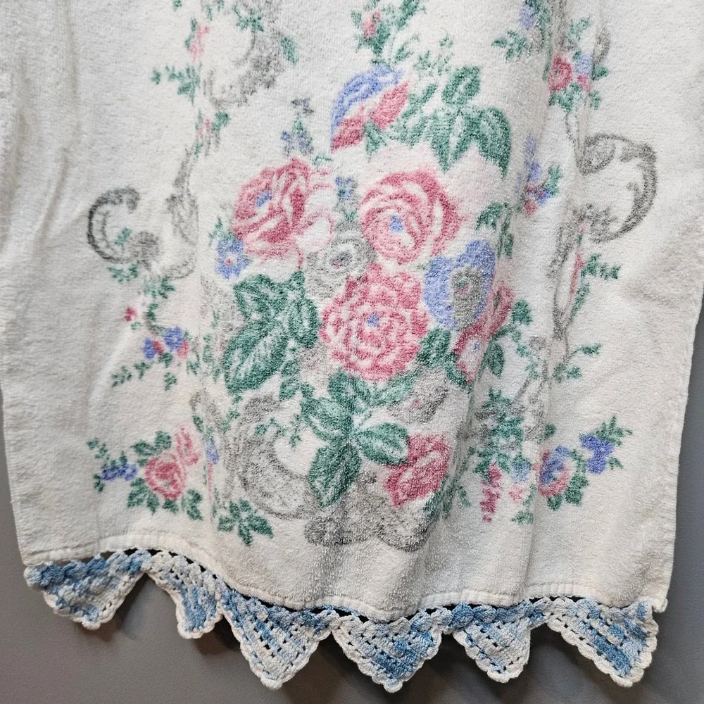Vtg Floral Rose Bath Towel Blue White Crocheted Lace‎ Trim Shabby Chic 21